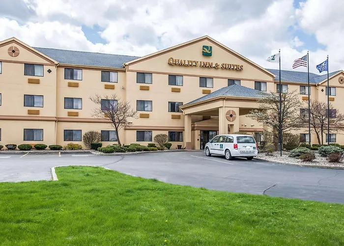 Hotel with pool: Quality Inn & Suites South Bend Airport