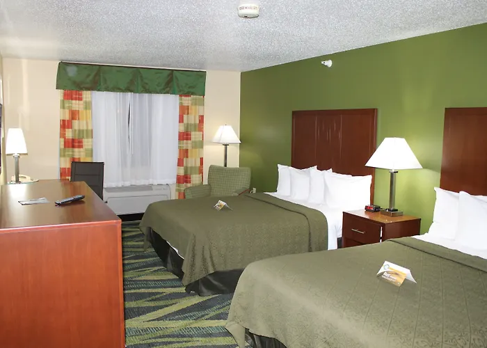 Hotel with pool: Quality Inn & Suites South Bend Airport